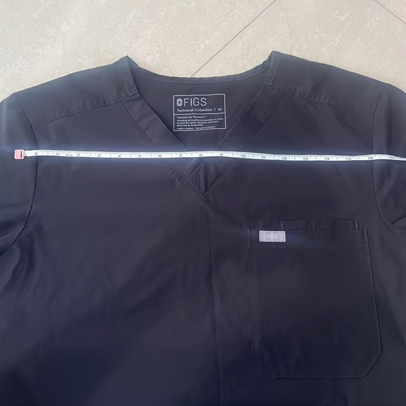 Figs Leon Three-Pocket Scrub Top™ (Size M) - Picture 12 of 13